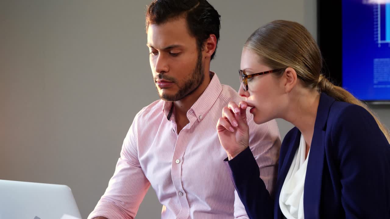 gente de negocios interactuando a través de una computadora portátil