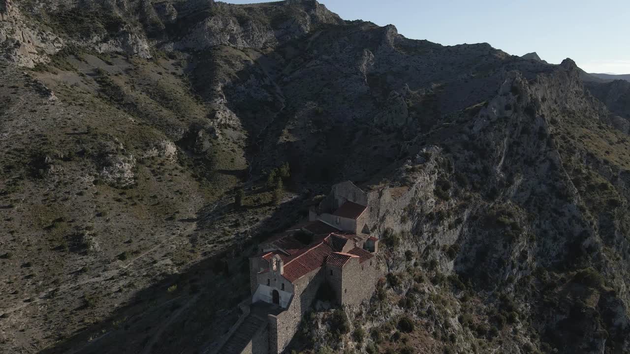 vista aérea de la ermita de notre dame de pene construida sobre una cresta rocosa