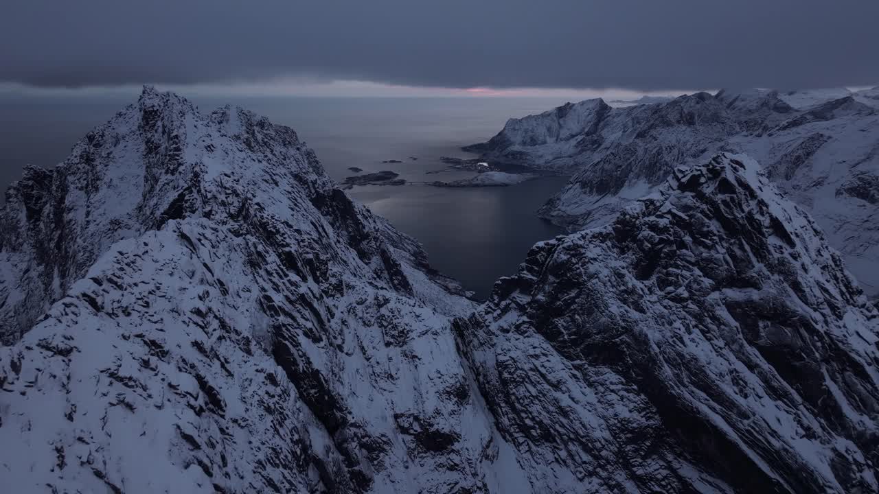 Luftaufnahme der wunderschönen Winterlandschaft Norwegens mit schneebedeckten Bergen.