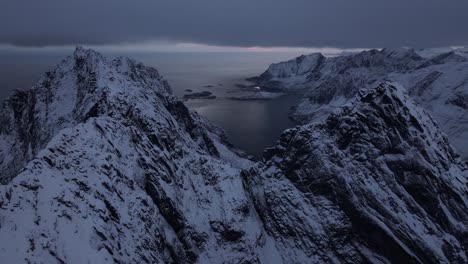 vista aérea de noruega montaña de nieve hermoso paisaje durante el invierno