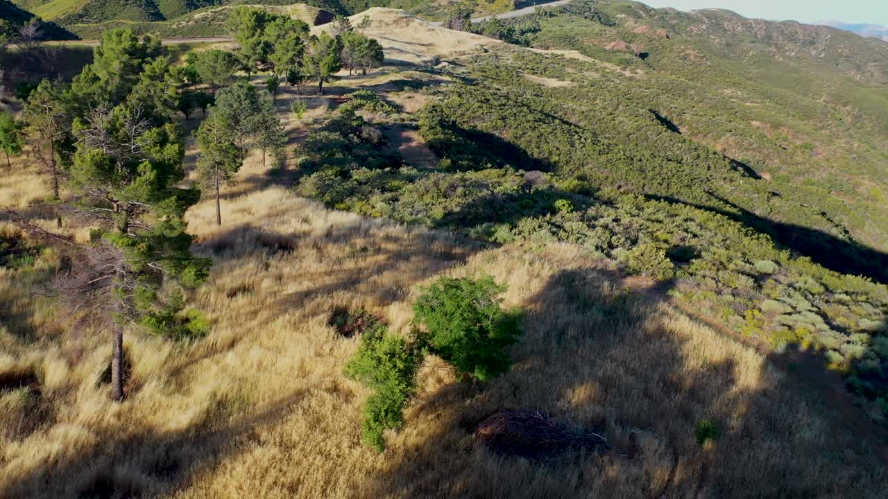 캘리포니아 카스테익의 레이크 휴스 도로 근처에서 촬영된 드론 이미지