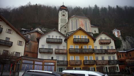 In-Europa-In-österreich-Gedrehter-Clip-Aus-Einer-Stadt-Namens-Hallstatt,-Die-An-Einem-See-Liegt