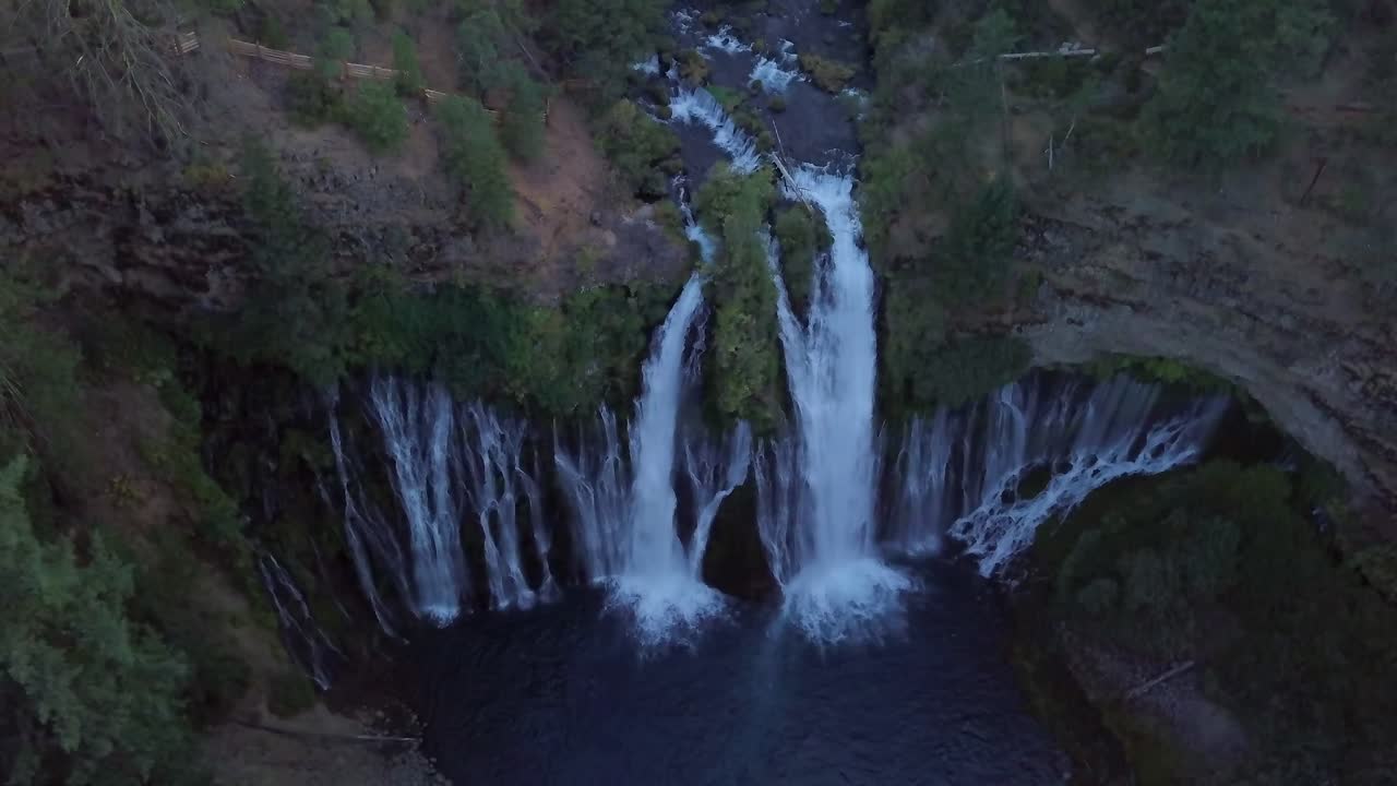 deslizamiento de drones a la izquierda de burney falls en el condado de lassen en el norte de california hacia el atardecer