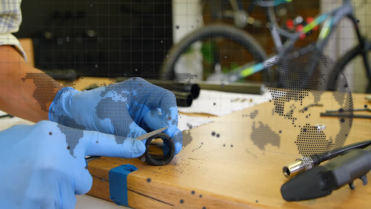 animación del procesamiento de datos financieros sobre mecánico caucásico que trabaja en el taller