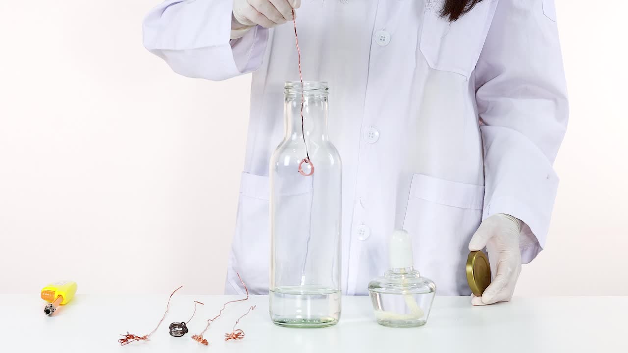 반이는 와이어 과학 실험을 시연합니다.