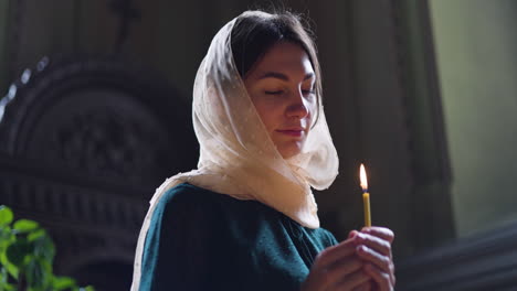 mujer en la iglesia