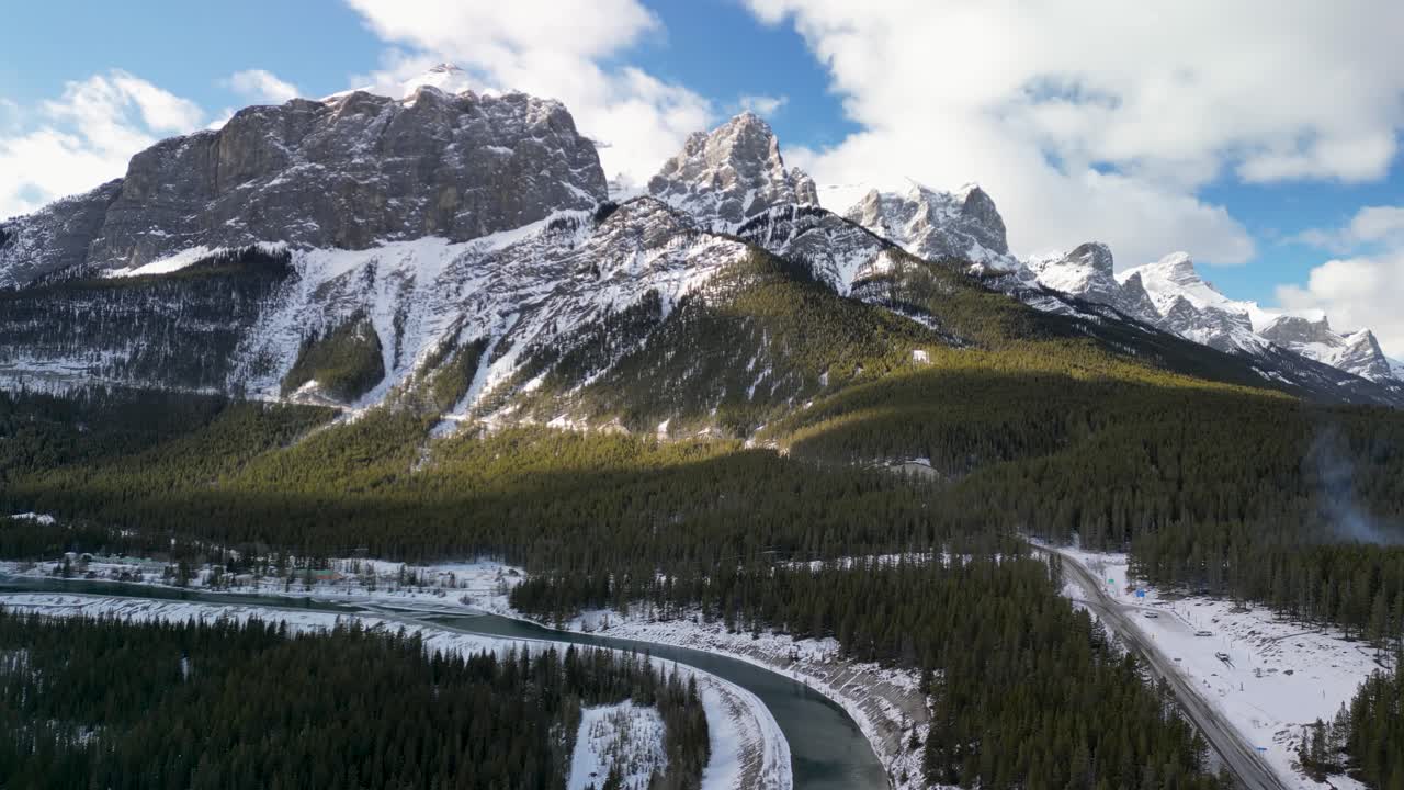 vista aérea del río bow y las montañas, canmore, alberta, canadá - dron 4k