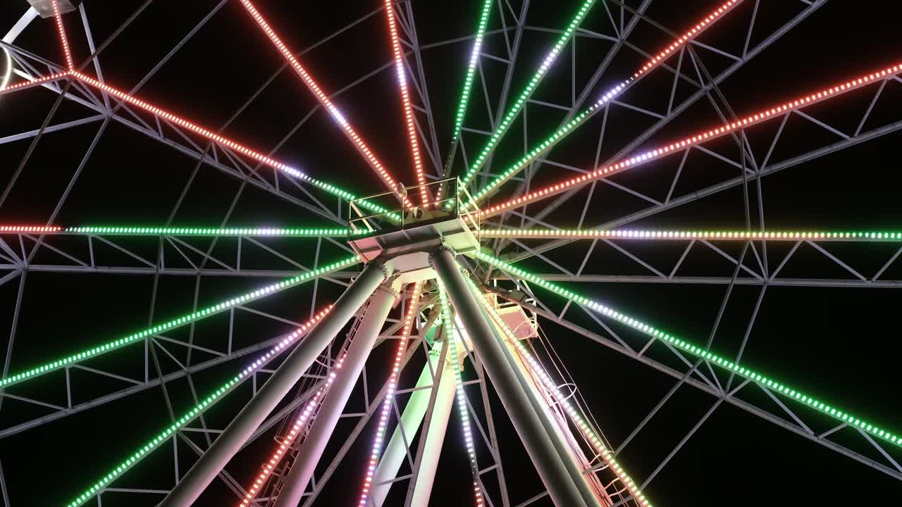 놀이 공원의 다채로운 반이는 페리스 은 밤에 축을 중심으로 회전합니다.