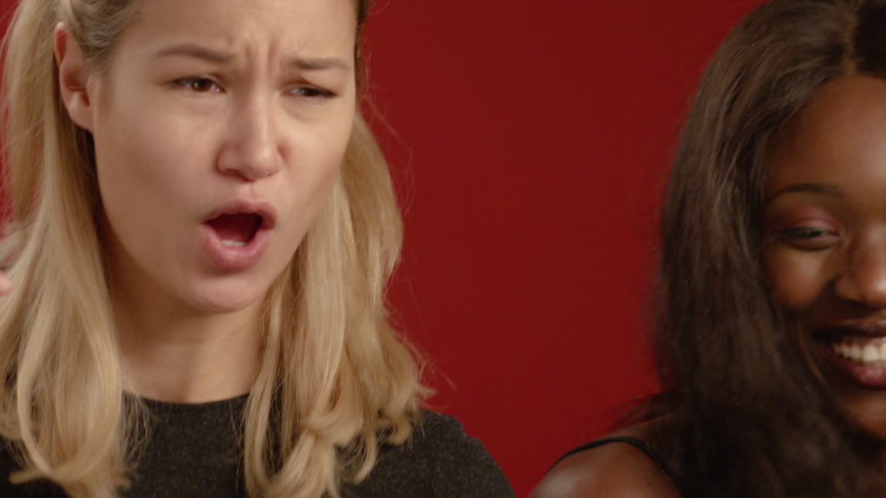 cu 두 여자 미소와 춤