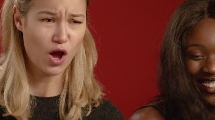 GP Deux Femmes Sourient et Dansent