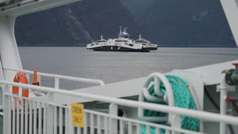 Eine-Passagierfähre-überquert-Den-Fjord-Und-Fährt-Aneinander-Vorbei