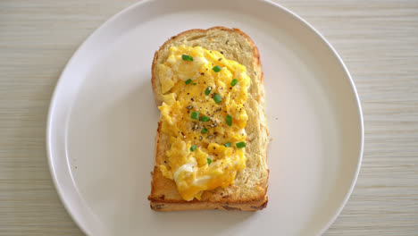 tostadas de pan con huevo revuelto en un plato blanco