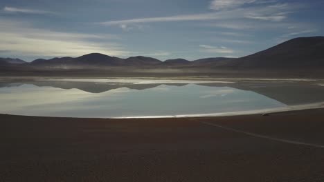 laguna tuyajto en el desierto de atacama