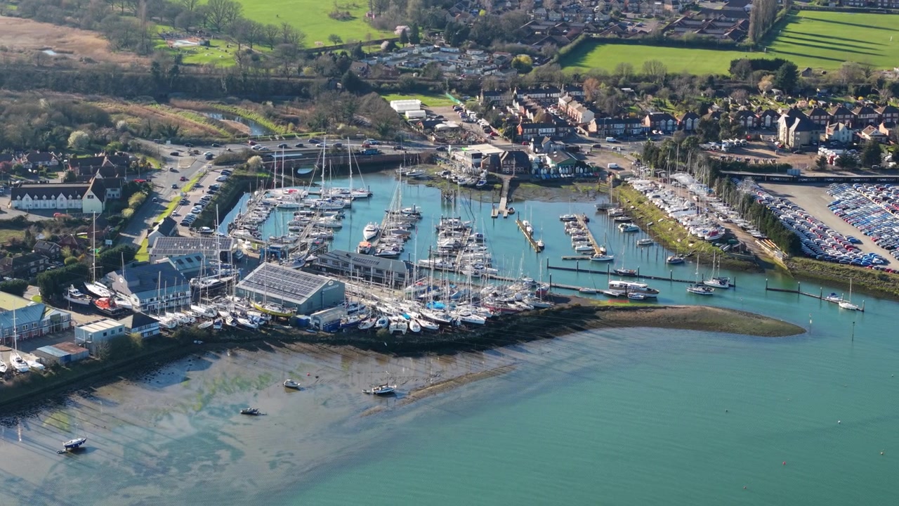 Vista aerea dall'alto di yacht ormeggiati in posti barca a pontile presso la Marina Ipswich Haven.