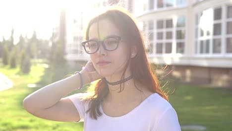 retrato de una mujer joven al aire libre