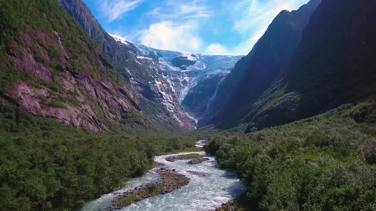 la hermosa naturaleza noruega del glaciar kjenndalsbreen.