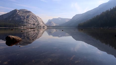 Disparo-De-Trípode-En-El-Tranquilo-Lago-Tenaya