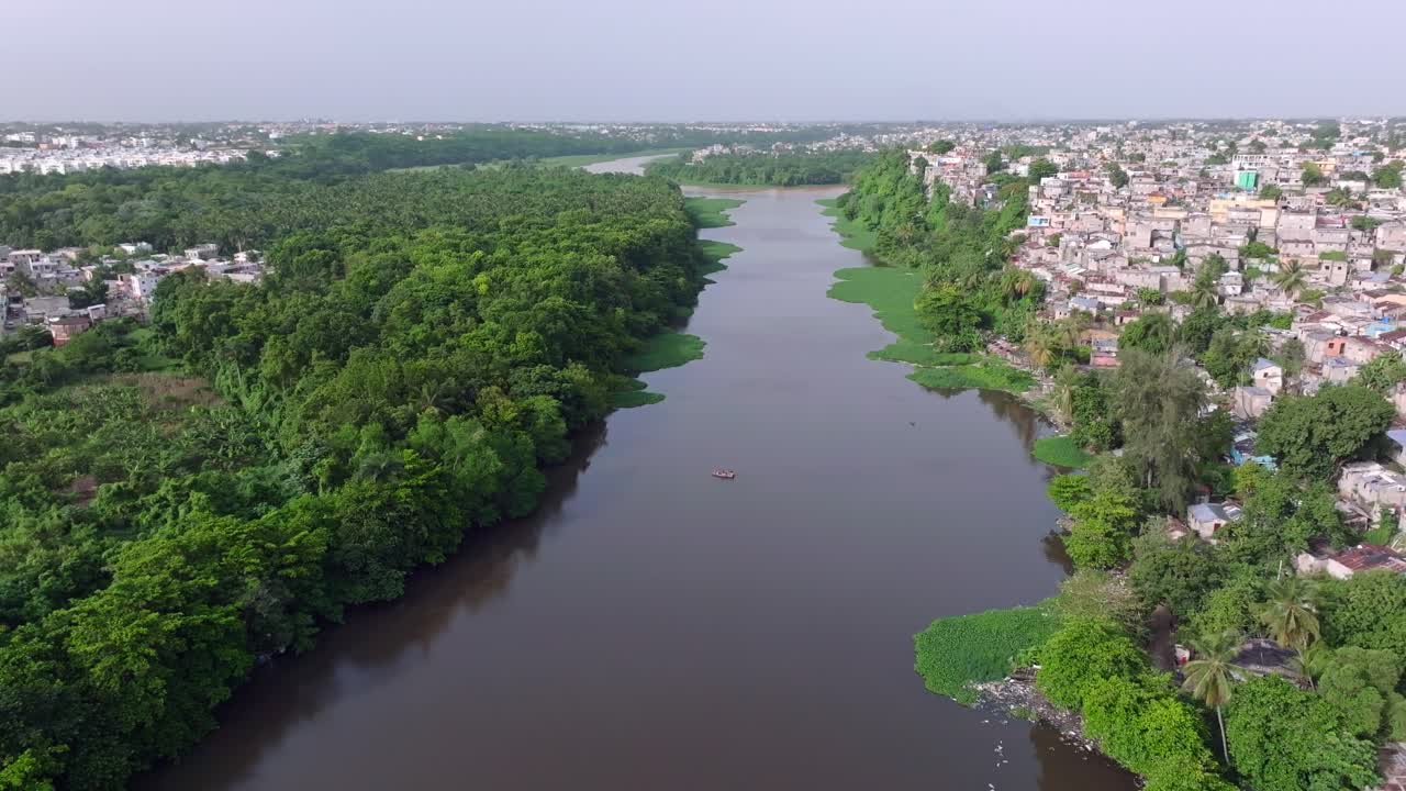 Riprese aeree con drone del quartiere Capotillo e del fiume Isabela a Santo Domingo, Repubblica Dominicana.