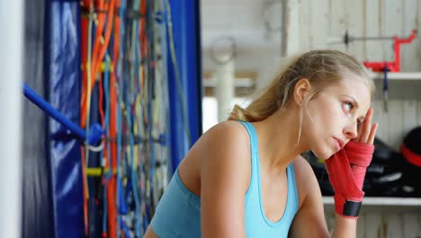 boxeadora relajándose en el estudio de fitness 4k