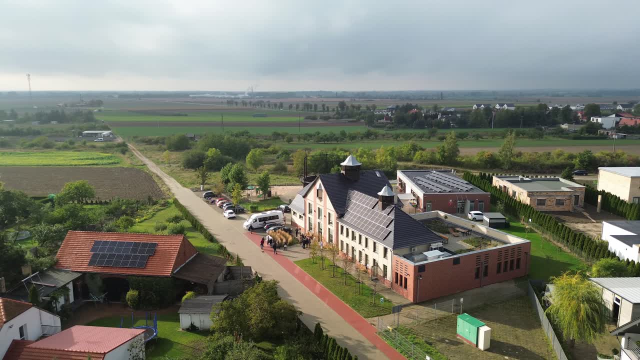 edificio con pannello solare sul tetto giorno di sole piccola città aerea circolante