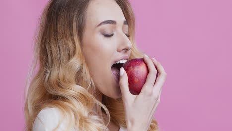 mujer comiendo una manzana