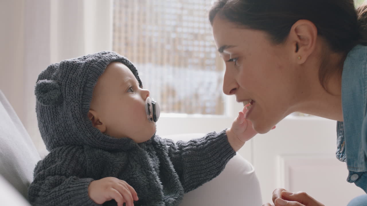 행복한 엄마는 아기와 놀고 재미있는 의상을 입고 사랑하는 엄마는 집에서 귀여운 유아와 즐기고 부모는 아이와 유대감을 형성하고 엄마의 보육을 즐긴다
