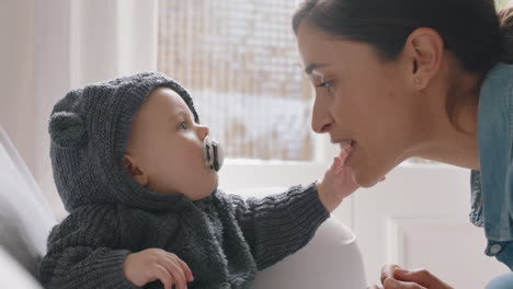 Glückliche-Mutter,-Die-Mit-Ihrem-Baby-Spielt-Und-Ein-Lustiges-Kostüm-Trägt.-Liebende-Mutter,-Die-Zu-Hause-Spaß-Mit-Ihrem-Niedlichen-Kleinkind-Hat.-Eltern-Haben-Kontakt-Zu-Ihrem-Kind-Und-Genießen-Die-Kinderbetreuung-Als-Mutter