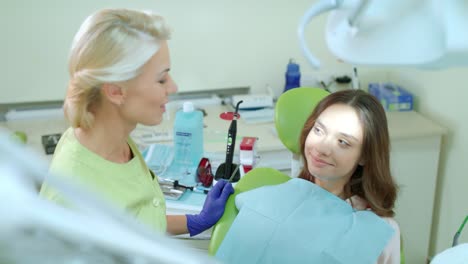 paciente femenina en revisión regular del dentista en la clínica. paciente con el médico