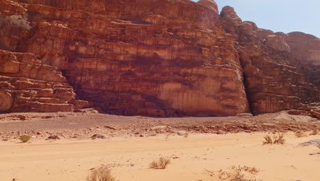 Vista-De-Las-Montañas-Rojizas-En-El-Desierto-De-Wadi-Rum,-Jordania