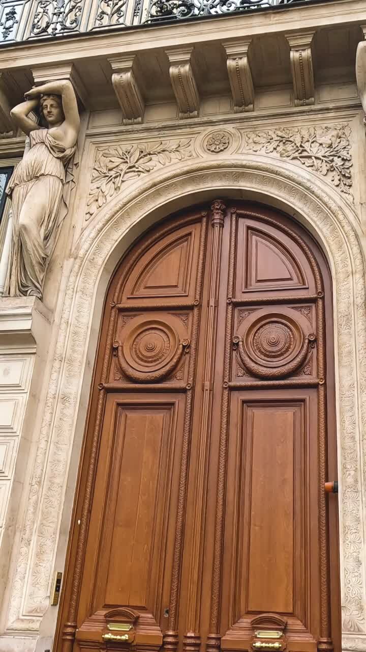 Avrupa'da tarihi bir binanın cephesinin hızlandırılmış çekimi.