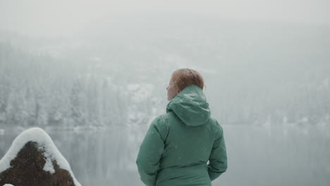 mujer en el paisaje de invierno