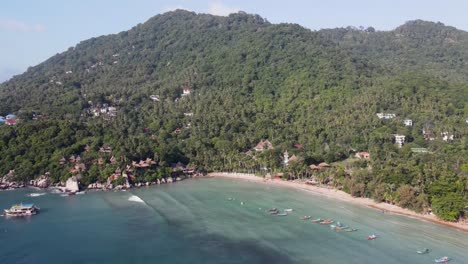 Vista-Aérea-De-La-Playa-De-Sairee-Con-Colinas-Boscosas-Tropicales-Al-Fondo-En-Ko-Tao,-Tailandia