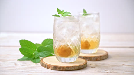 Jugo-De-Ciruela-Helado-Con-Soda-Y-Menta-En-La-Mesa-De-Madera---Bebida-Refrescante