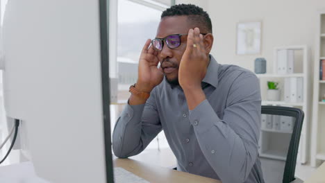 estrés, dolor de cabeza y hombre negro cansado en la computadora