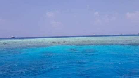 Blick-Auf-Das-Türkisfarbene-Wasser-Der-Malediven-Von-Einem-Tauch-Dhoni