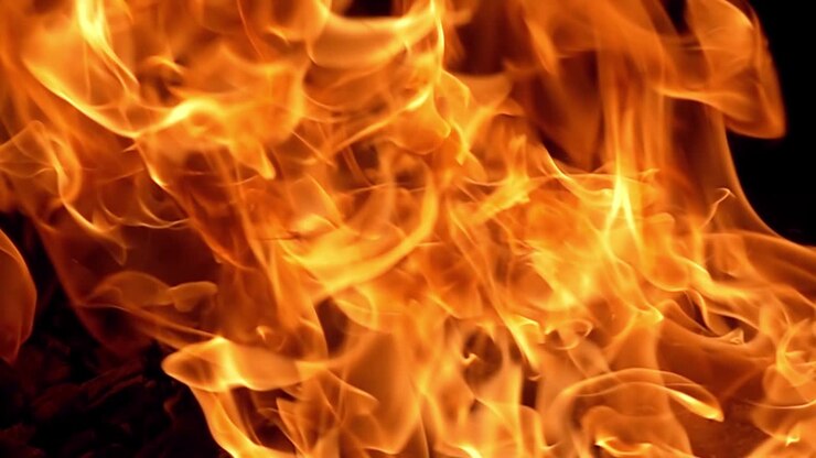 Feuerflammen auf schwarzem Hintergrund in Zeitlupe