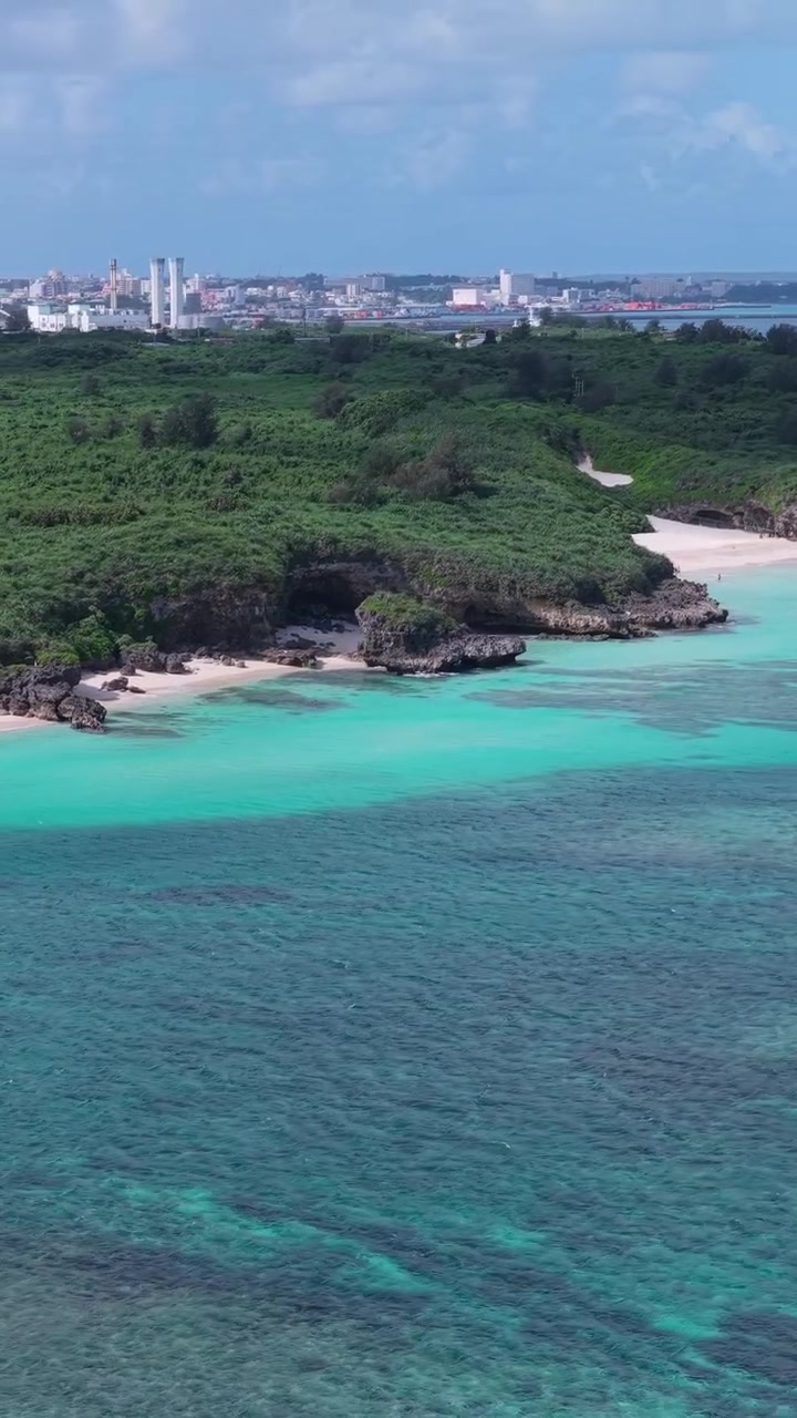 Spiaggia di Sunayama con sabbia bianca e acqua turchese sull'isola di Miyako in Giappone - Drone, Ripresa Verticale