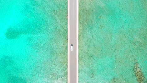 Weißes-Auto,-Das-In-Diakofti-brücke-Mit-Türkisfarbenem-Wasserhintergrund-Fährt