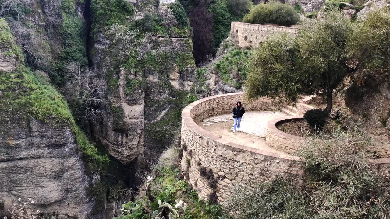 toma estática de un turista mirando al borde de la impresionante vista en ronda, españa