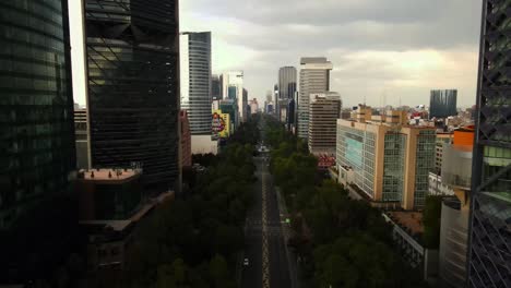 Volando-Sobre-La-Ciudad-En-Un-Dia-Nublado