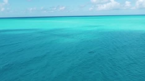 Luftbild-Vom-Strand-Auf-Das-Türkisblaue-Meer