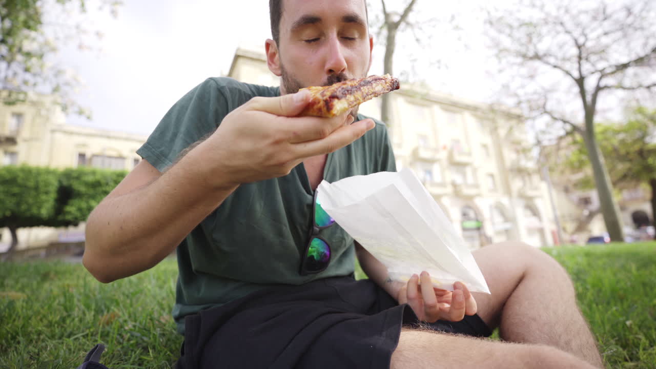 sobreviviendo solo con pizza de un dólar en malta park