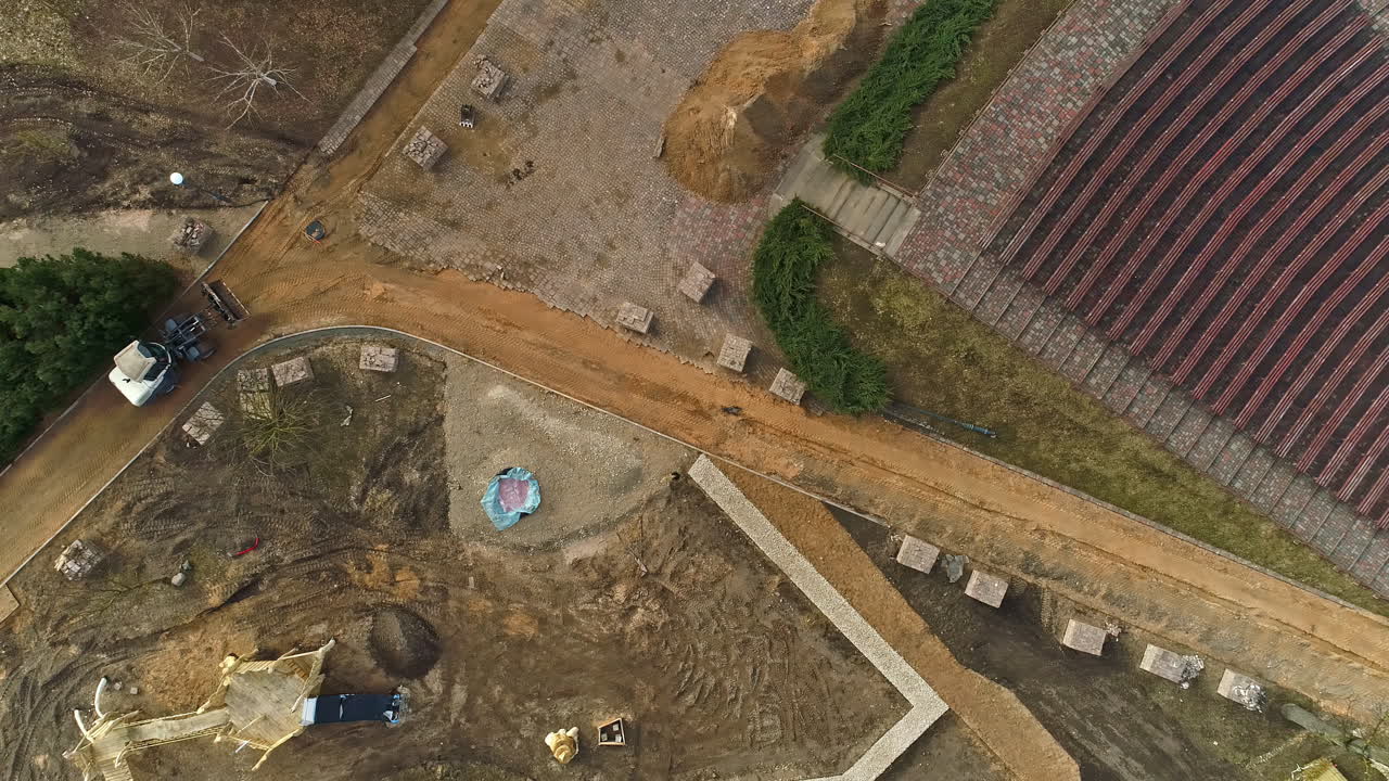 vista aérea del sitio de construcción, parque infantil en construcción en los parques de uzvaras, jelgava, letonia