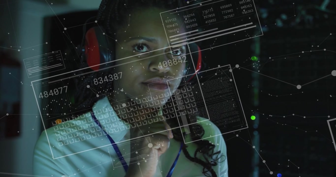Kvinde trykker på panel og aktiverer holografiske numeriske gitter, scanner data nær server-LED'er.