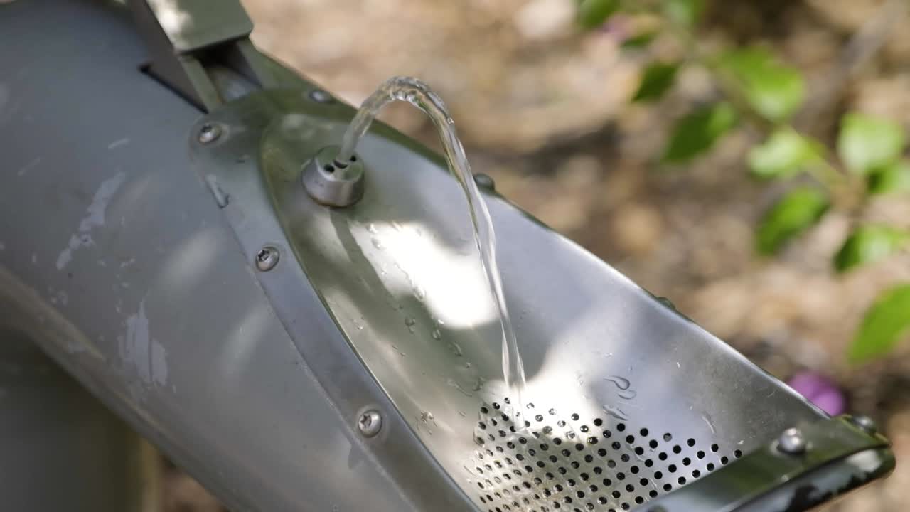 공공 식수대 물이 슬로우 모션으로 흐르다가 멈춤