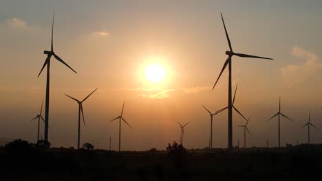 vista de las turbinas eólicas con puesta de sol
