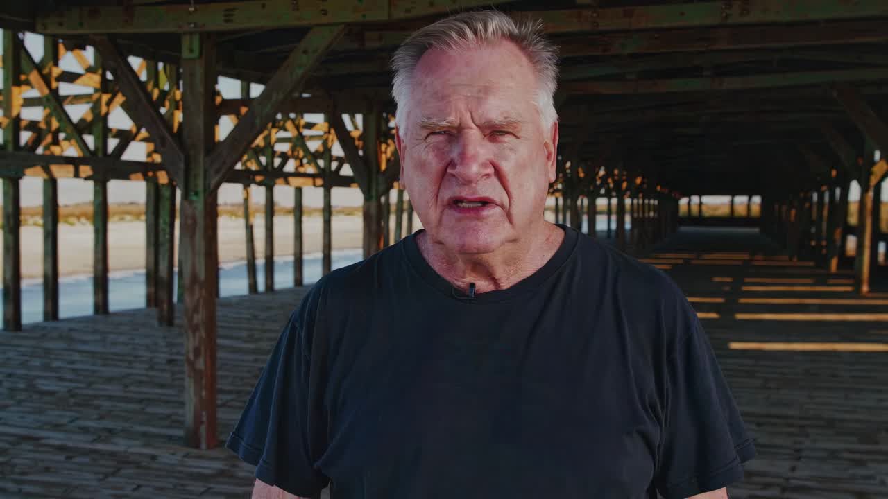 hombre hablando bajo un muelle