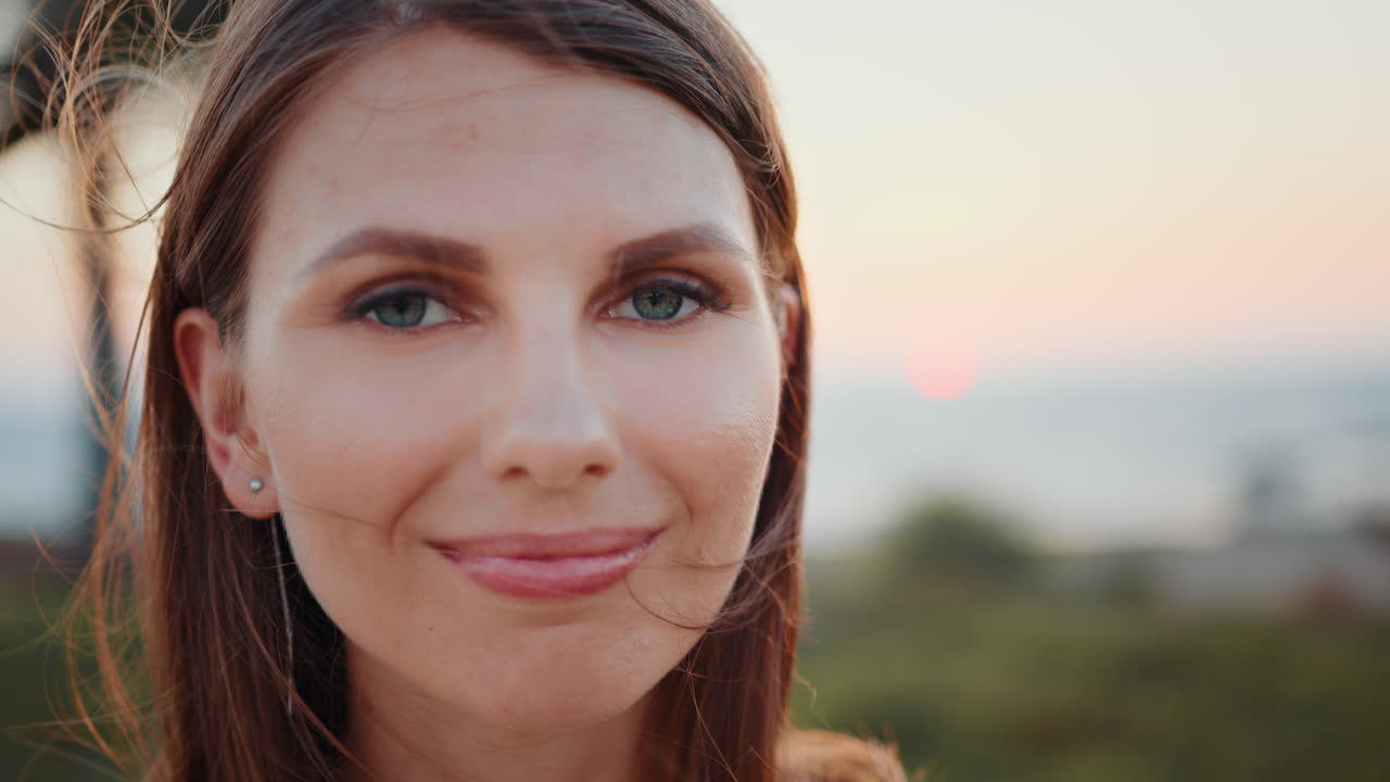 mujer sonriente al atardecer
