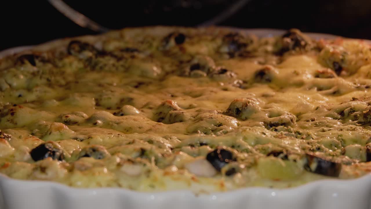 파인애플, 올리브, 치즈로 인 피자는 오븐에서 조리됩니다.