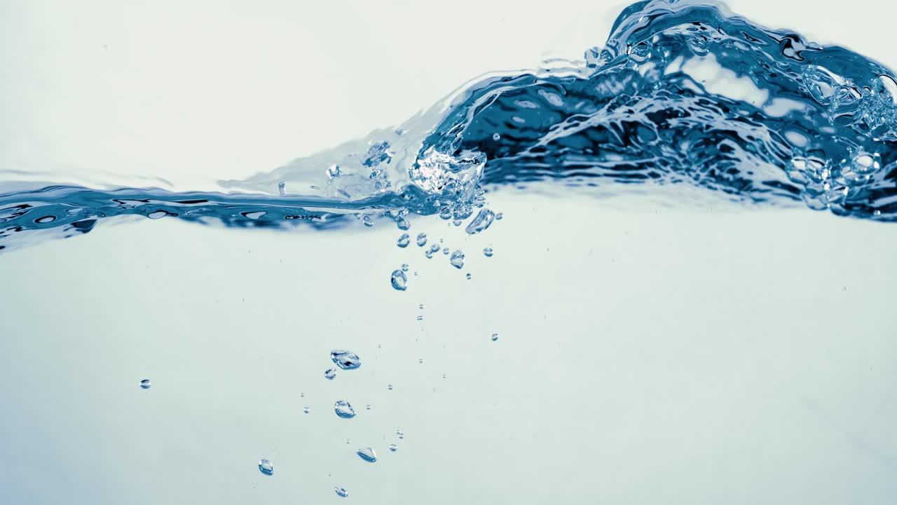 물 속의 많은 거품이 가까이에서, 느린 움직임의 거품과 함께 추상적인 물 파동